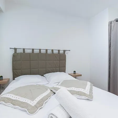 1 Bdr Large Terrace Lejlighed